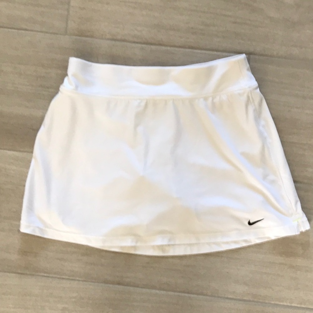 Nike dry fit size M (8-10) white tennis, athletic, Pickleball skirt with shorts.